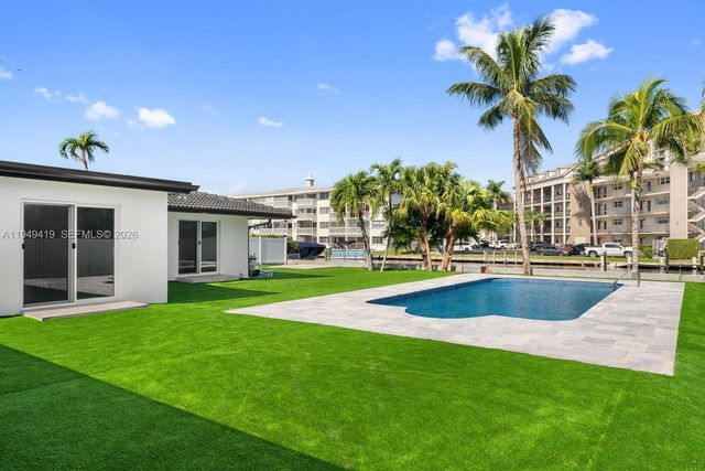 430 Tamarind Dr, Hallandale Beach, FL 33009