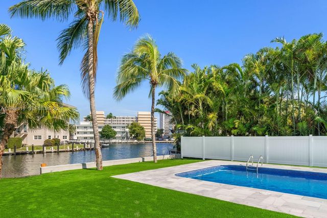 430 Tamarind Dr, Hallandale Beach, FL 33009