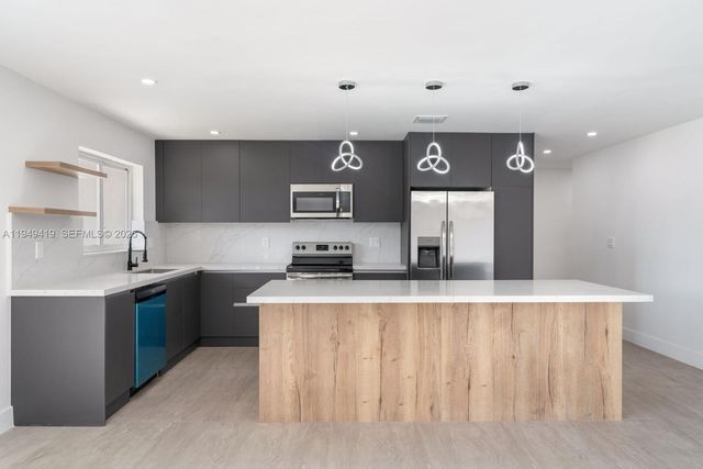 430 Tamarind Dr, Hallandale Beach, FL 33009