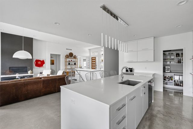 1106 S 100th Street, West Des Moines, IA 50266