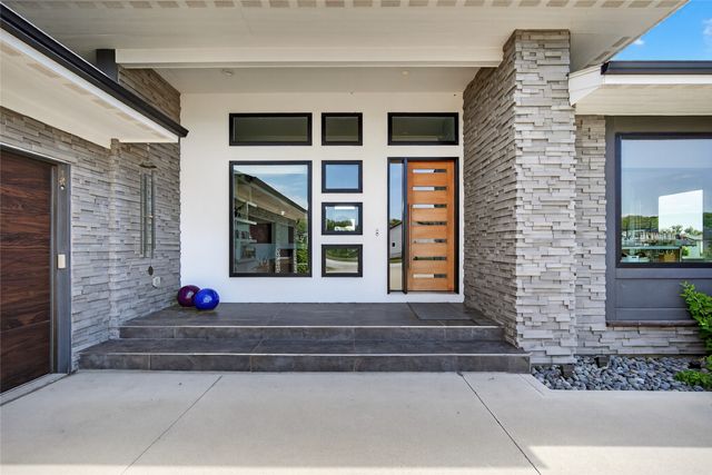 1106 S 100th Street, West Des Moines, IA 50266