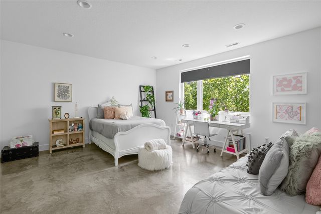 1106 S 100th Street, West Des Moines, IA 50266