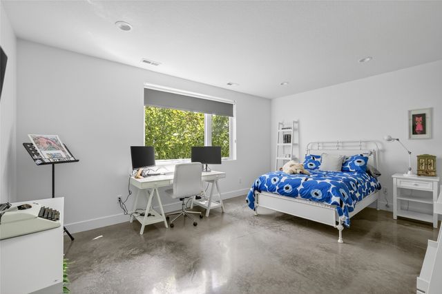 1106 S 100th Street, West Des Moines, IA 50266