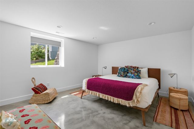 1106 S 100th Street, West Des Moines, IA 50266