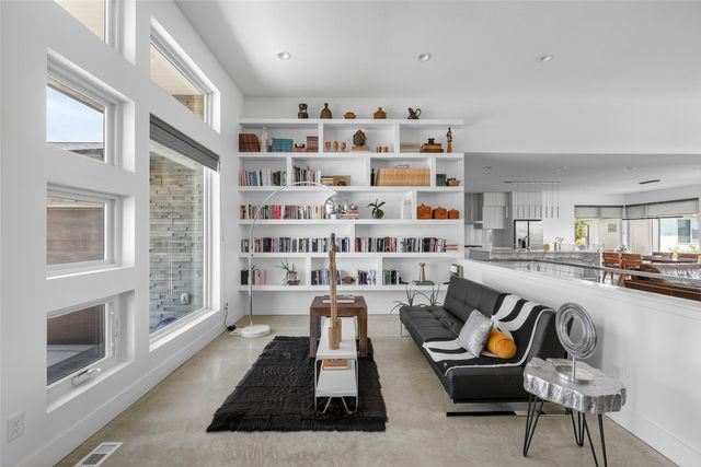 1106 S 100th Street, West Des Moines, IA 50266