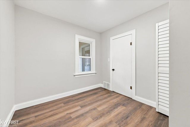 40 W Colgate Avenue, Pontiac, MI 48340