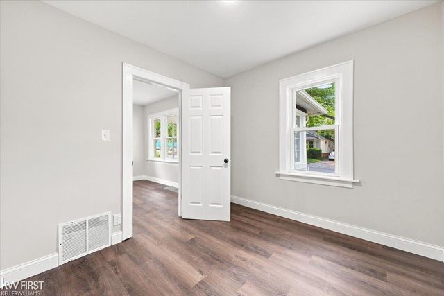 40 W Colgate Avenue, Pontiac, MI 48340