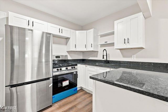 40 W Colgate Avenue, Pontiac, MI 48340