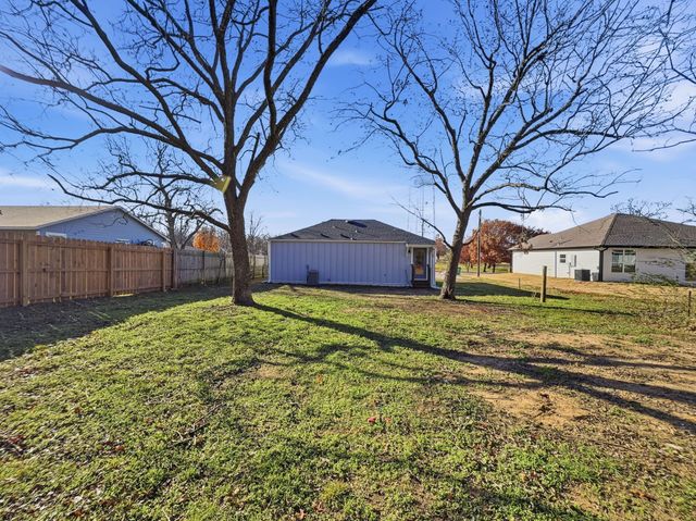 104 Clark Street, Whitesboro, TX 76273