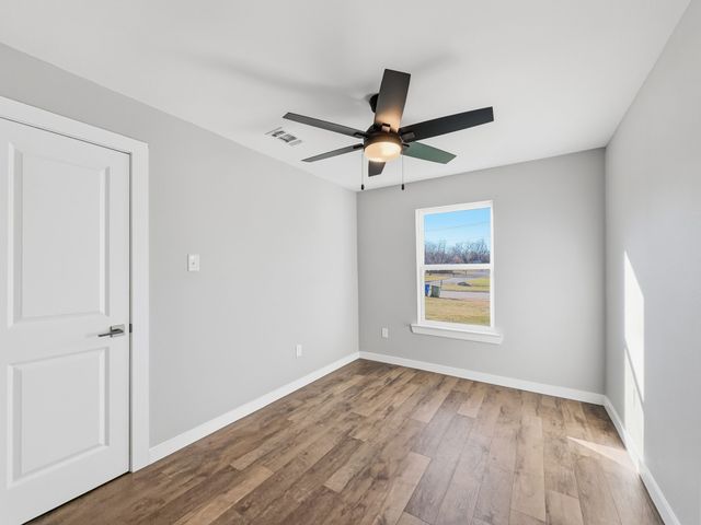 104 Clark Street, Whitesboro, TX 76273