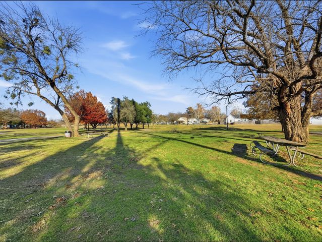 104 Clark Street, Whitesboro, TX 76273