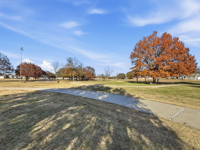 104 Clark Street, Whitesboro, TX 76273