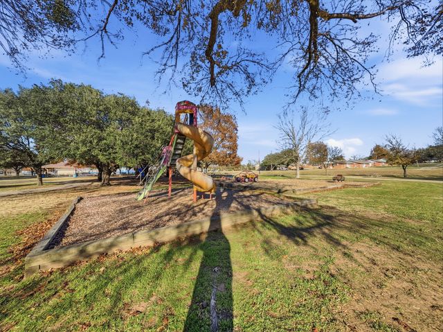 104 Clark Street, Whitesboro, TX 76273