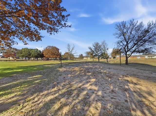 104 Clark Street, Whitesboro, TX 76273