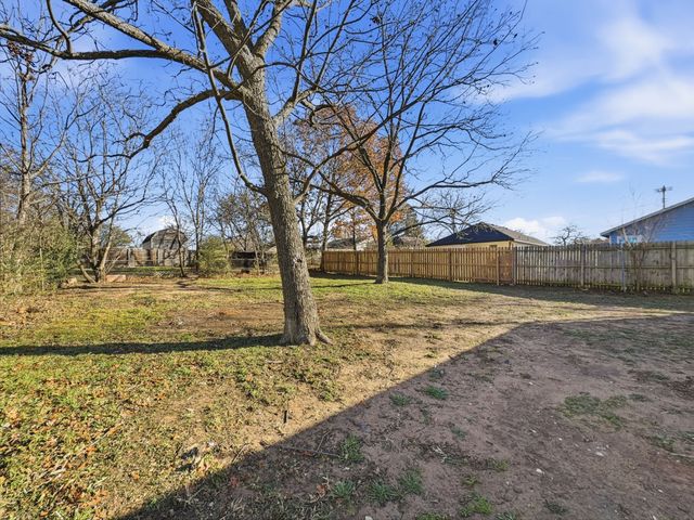 104 Clark Street, Whitesboro, TX 76273