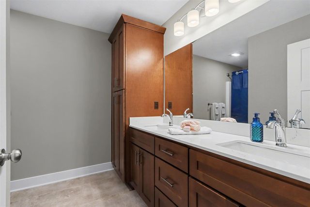 1369 S Village Circle, Kalamazoo, MI 49009