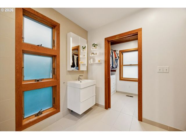 3185 Sw 72nd Ave, Portland, OR 97225