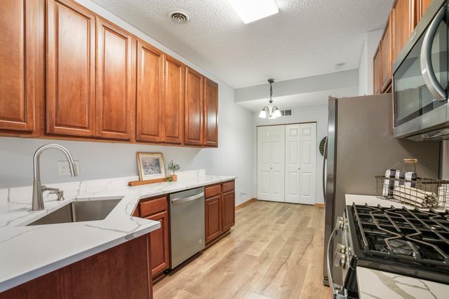 20336 Kensfield Trail 1603, Lakeville, MN 55044