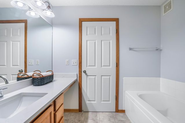 20336 Kensfield Trail 1603, Lakeville, MN 55044