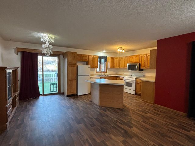 311 Kendall Avenue S, Thief River Falls, MN 56701