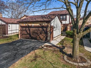 15 White Oak Circle, St. Charles, IL 60174