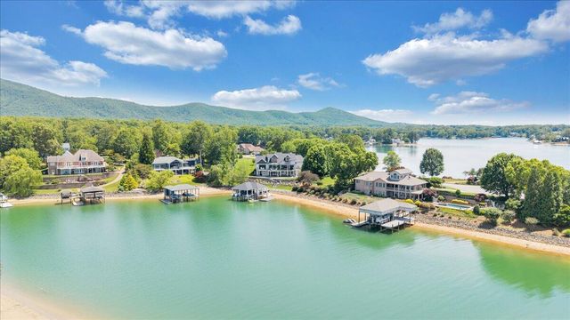 176 Three Point Isle DR, Penhook, VA 24137