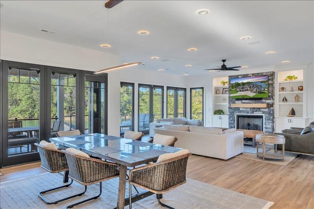 176 Three Point Isle DR, Penhook, VA 24137