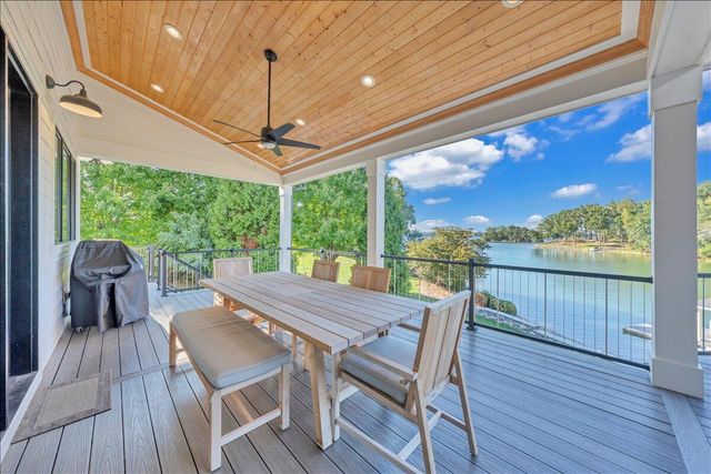 176 Three Point Isle DR, Penhook, VA 24137