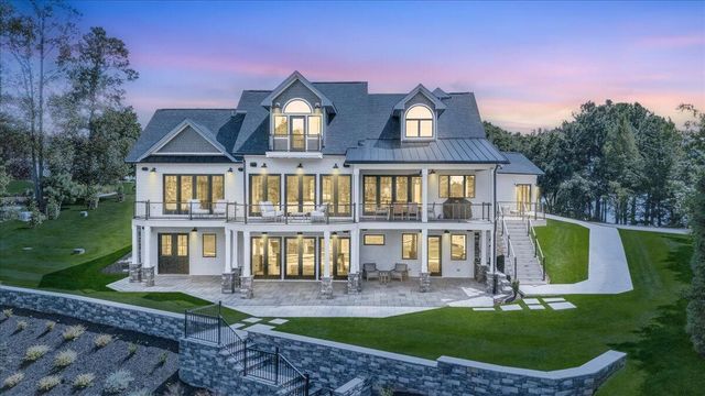 176 Three Point Isle DR, Penhook, VA 24137