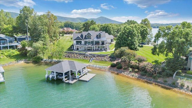 176 Three Point Isle DR, Penhook, VA 24137