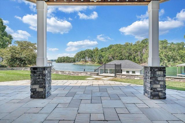 176 Three Point Isle DR, Penhook, VA 24137