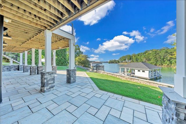 176 Three Point Isle DR, Penhook, VA 24137