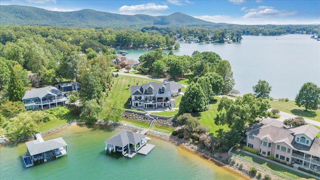 176 Three Point Isle DR, Penhook, VA 24137