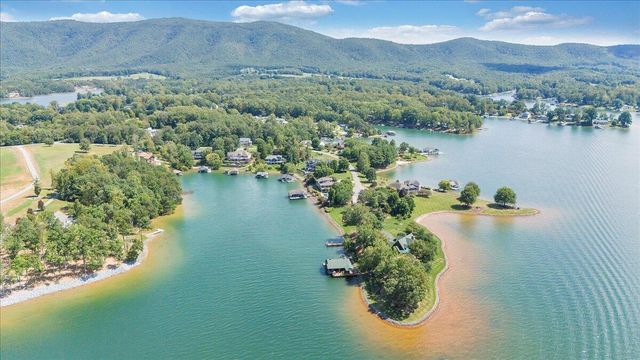 176 Three Point Isle DR, Penhook, VA 24137