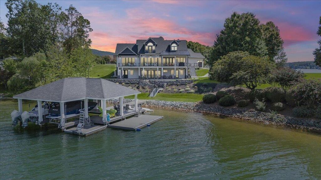 176 Three Point Isle DR, Penhook, VA 24137