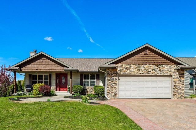 1640 Great Forest DRIVE, West Bend, WI 53090