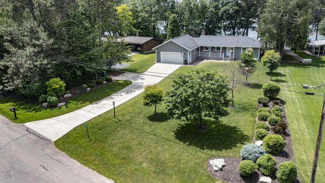 N2283 COUNTRY LANE, Waupaca, WI 54981