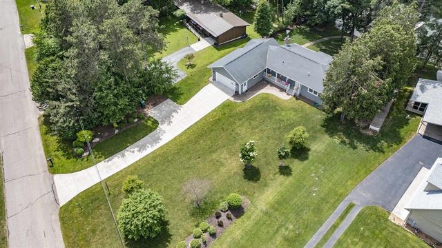 N2283 COUNTRY LANE, Waupaca, WI 54981