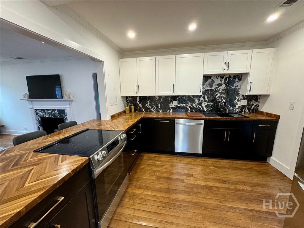 Image 3 of property listing at 407 E 58th Street, Savannah, GA 31405