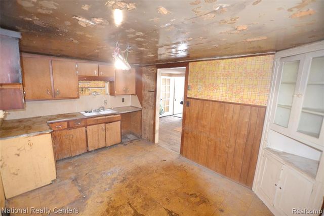 17005 Oporto Street, Livonia, MI 48154