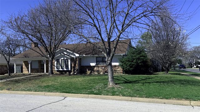 520 Baker Drive, Hurst, TX 76054