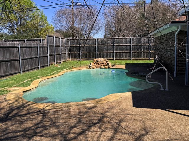 520 Baker Drive, Hurst, TX 76054