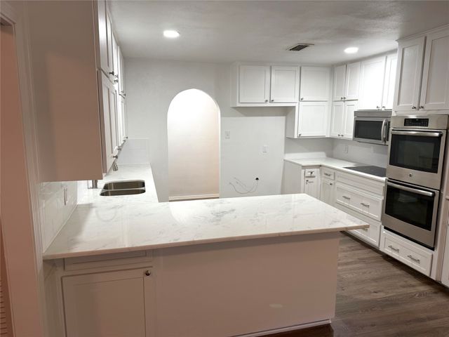 520 Baker Drive, Hurst, TX 76054