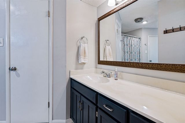 4717 Oak Valley Drive, Arlington, TX 76016
