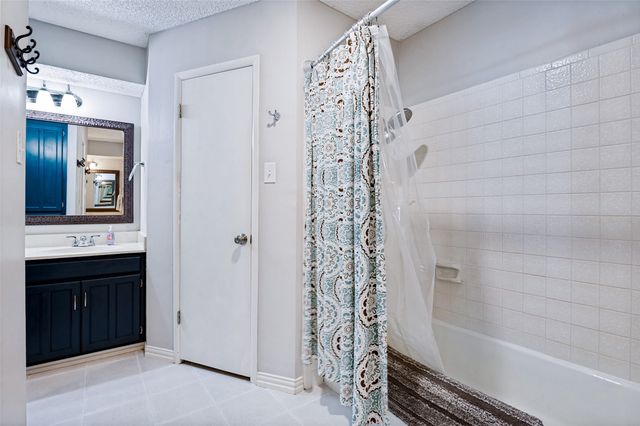 4717 Oak Valley Drive, Arlington, TX 76016