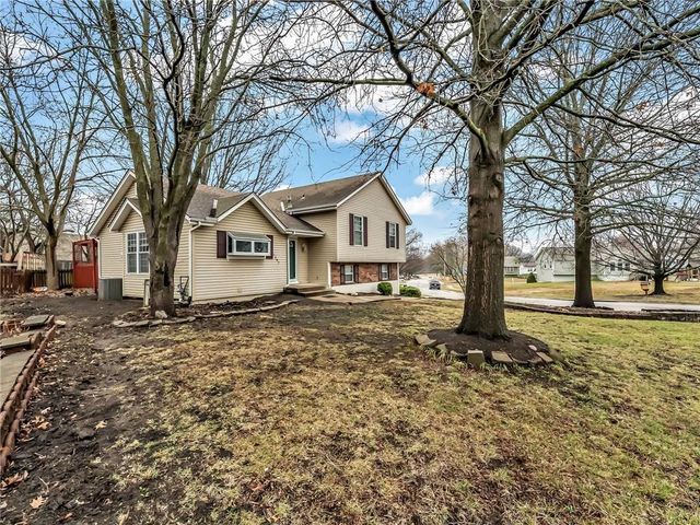 1302 Huntington Circle, Greenwood, MO 64034