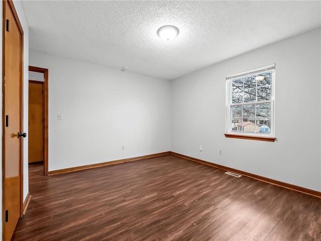 1302 Huntington Circle, Greenwood, MO 64034