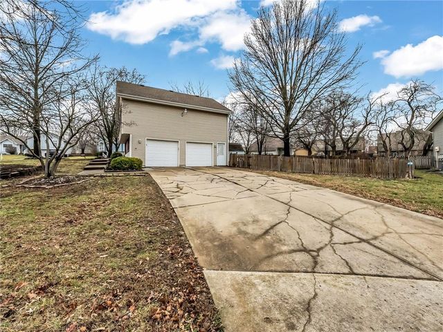 1302 Huntington Circle, Greenwood, MO 64034