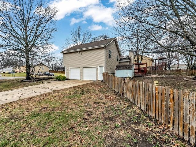1302 Huntington Circle, Greenwood, MO 64034