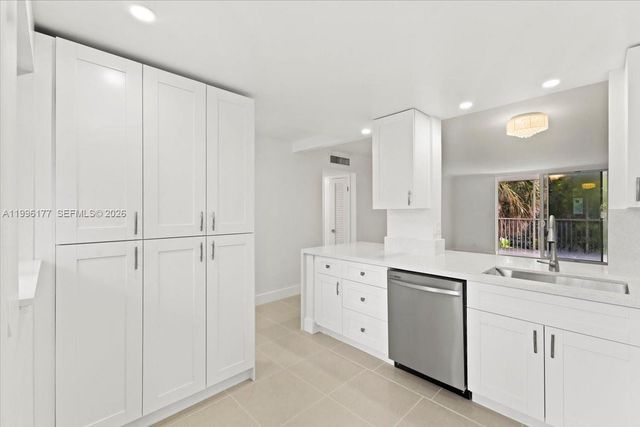 319 NE 14th Ave 201, Hallandale Beach, FL 33009